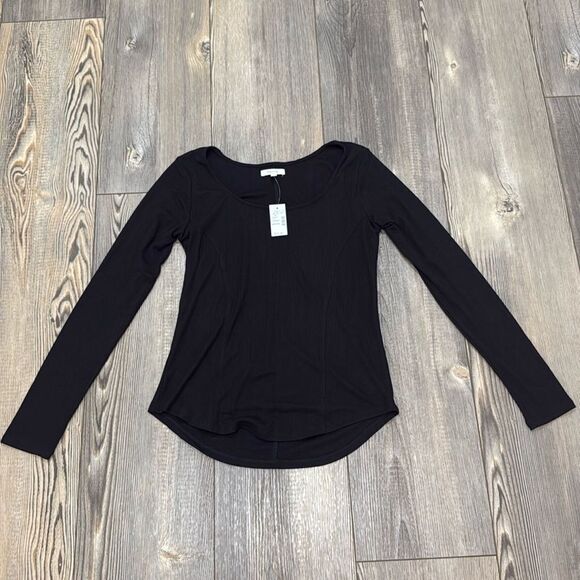 Maurice’s Black Top - Picture 1 of 7